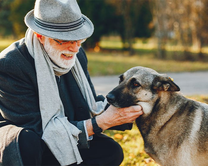 anjing tua bersama majikannya - Anjing Masih Muda atau Sudah Tua? Kenali Tanda-tanda Usia Anjingmu