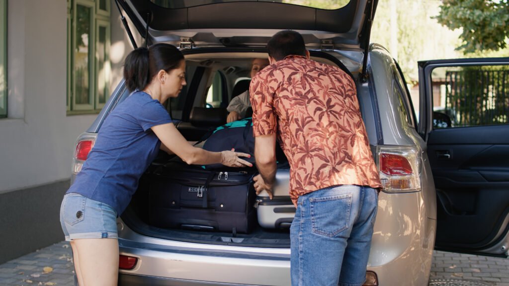 parents putting luggage car trunk while unpatient daughter hurrying them positive family getting ready summer field trip while loading vehicle with voyage trolleys citybreak - Majikan meninggalkan anjing mereka: Alasan di balik tindakan menyedihkan ini